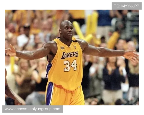 职业球员的大局观：他是如何通过跑位拉开防守空间创造机会的